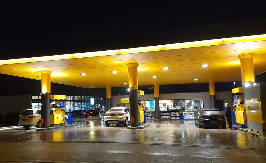 JET Tankstelle Nersinger Straße nachts in Elchingen bei Ulm, 8. Januar 2026.